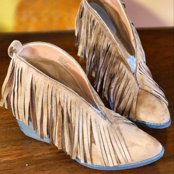 Coconuts by Matisse fringe booties, sz 10 - Picture 3 of 6